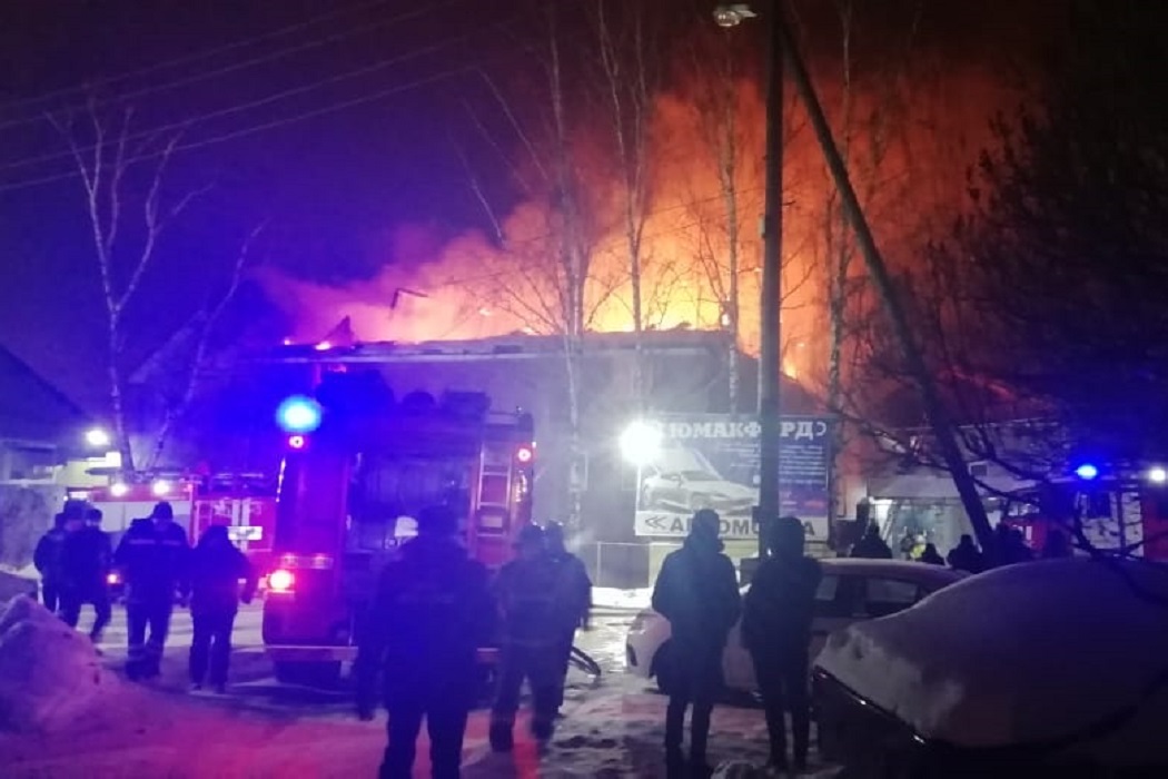 В Екатеринбурге пожарные потушили два жилых здания