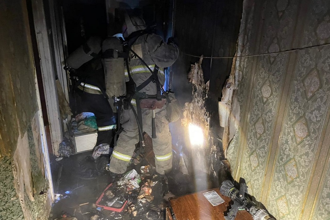 В Екатеринбурге во время пожара на Ангарской пострадал человек