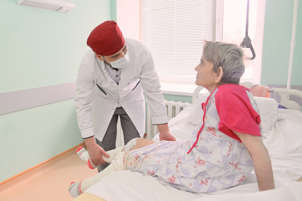 Врачи Тобольска помогли пациентке с оскольчатым переломом бедра