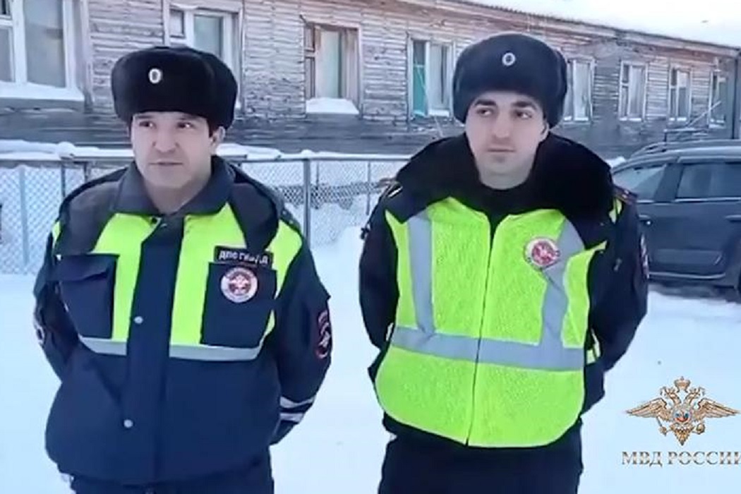 Ямальских полицейских наградили за спасение людей из пожара в Лабытнанги