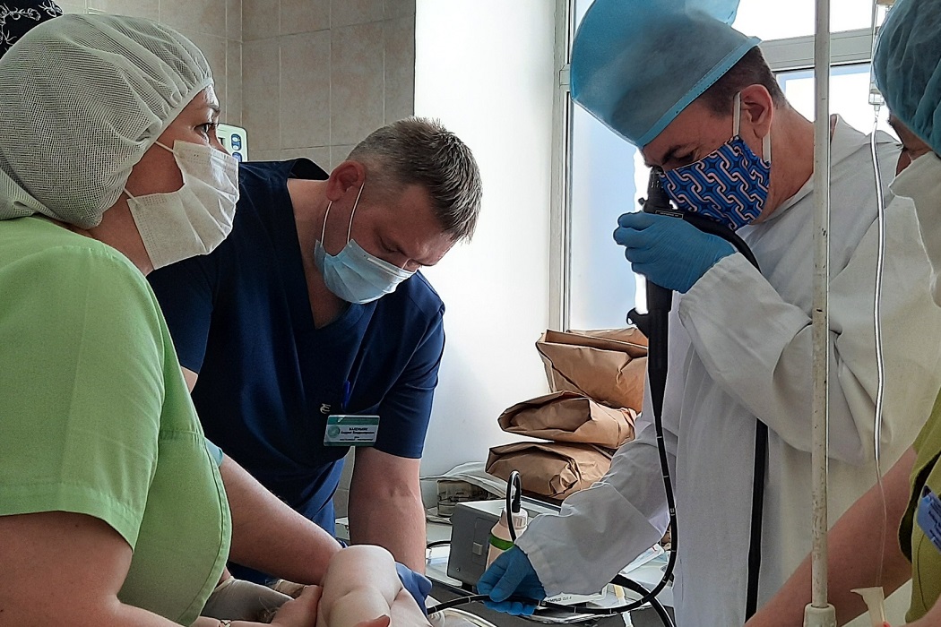 В Ишиме врачи помогли двум детям, подавившимся косточкой