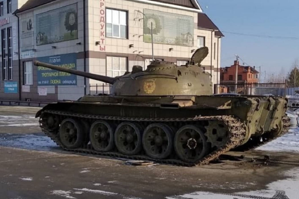 В Тюмени в сквере Пограничников установили танк Т-54 за 1,5 млн рублей