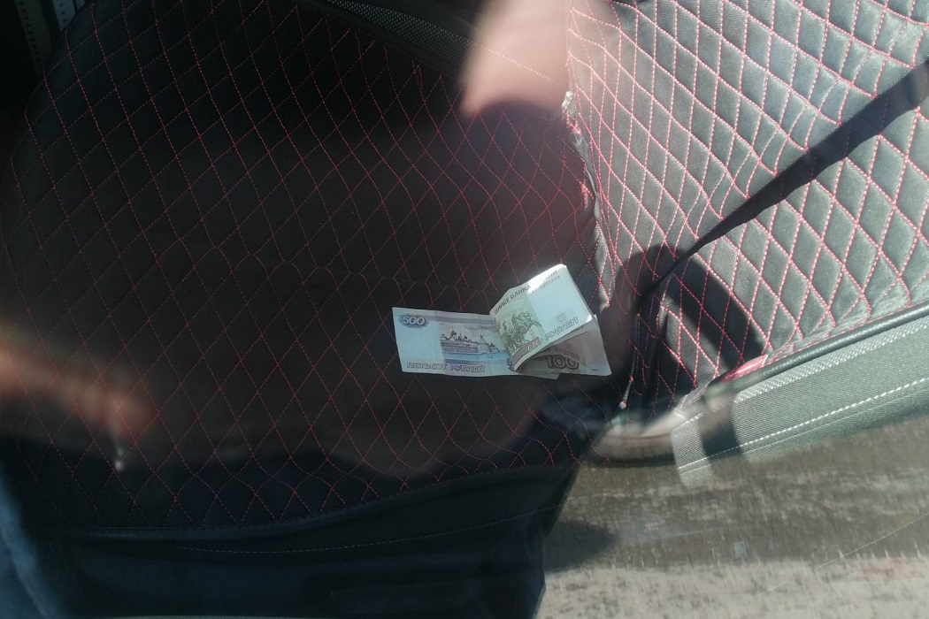 В Тюмени водитель попытался откупиться от автоинспекторов тысячей рублей