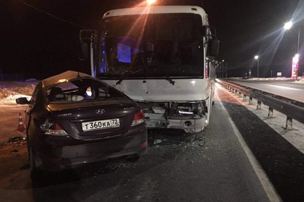 На тюменской трассе в ДТП с автобусом погиб мужчина