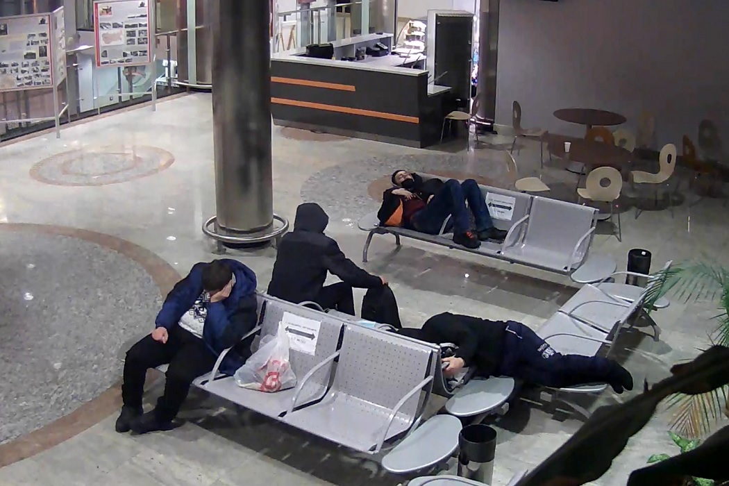 Украл вокзал. Фото задержания на вокзале. Пассажиры кайфуют на вокзале. 2014 Год Сочи люди спят на вокзале.
