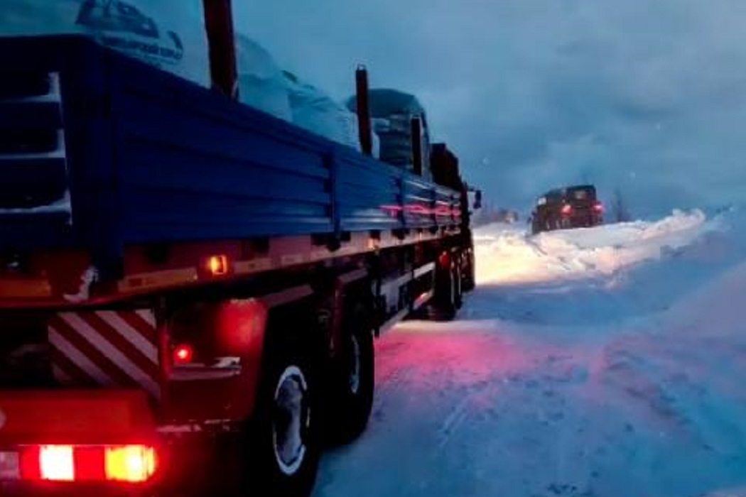 На зимнике под Ноябрьском помогли попавшим в снежный плен автомобилистам