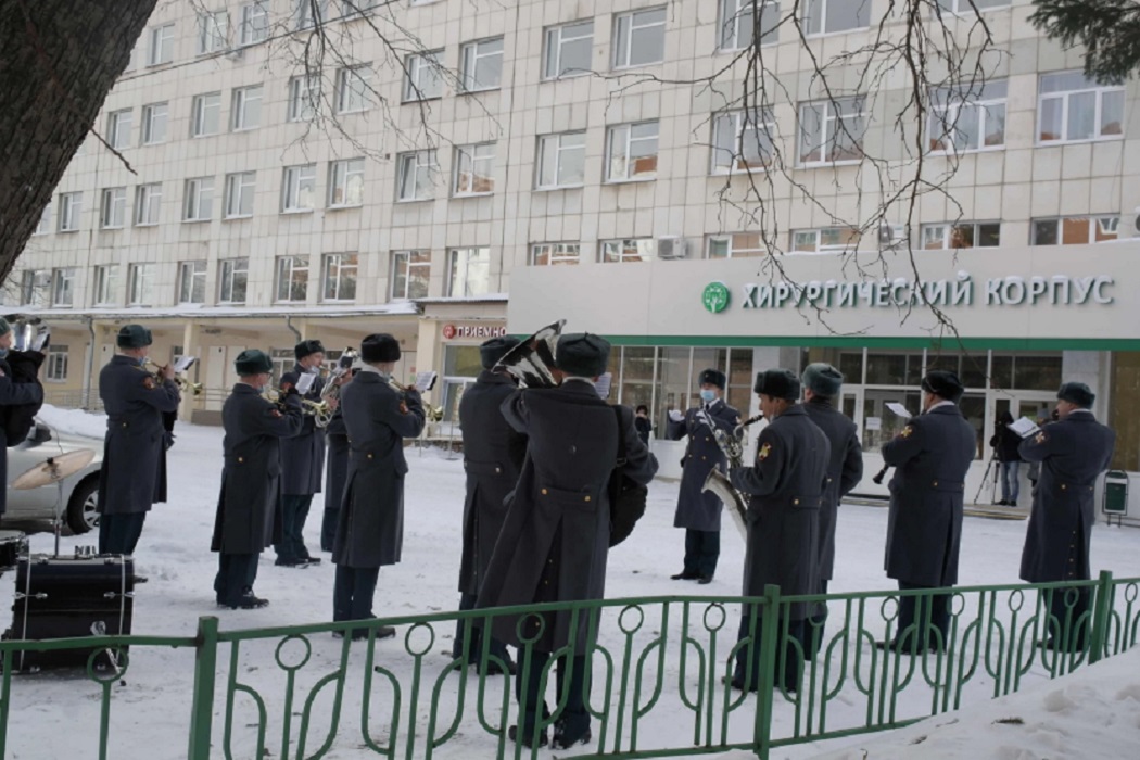 В Екатеринбурге оркестр ЦВО сыграл перед окнами Областной детской больницы