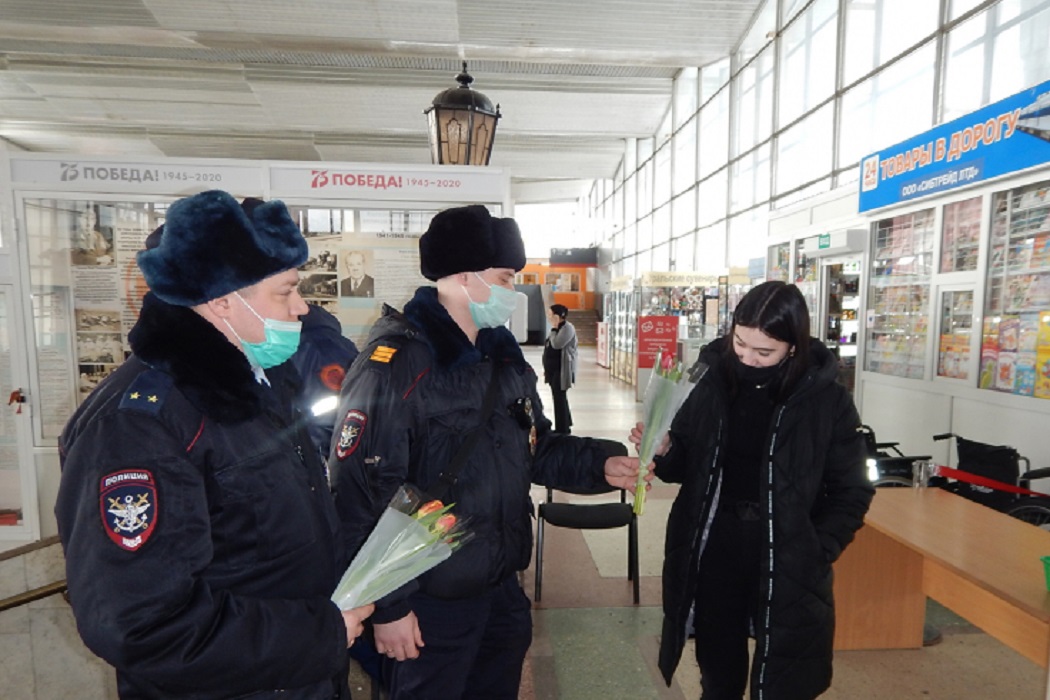 Транспортные полицейские Сургута поздравили женщин с 8 Марта