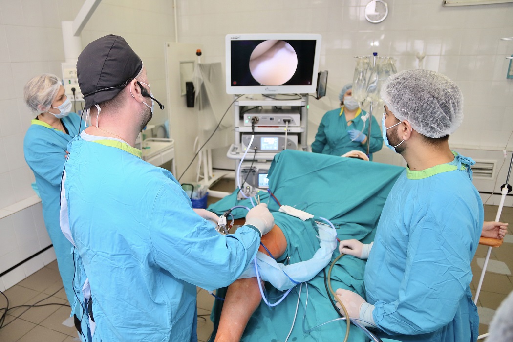 В больнице Тобольска прошли показательные операции по лечению менисков 2