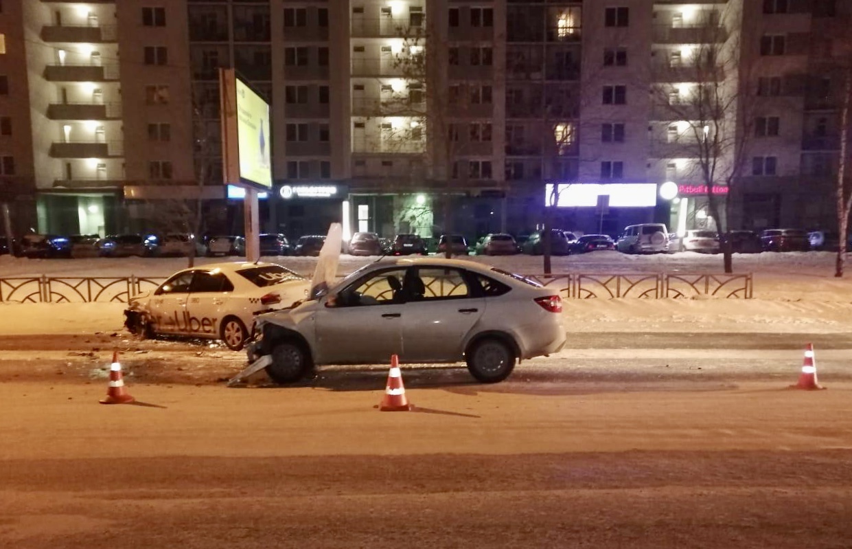 В Екатеринбурге в ДТП с такси на Фурманова пострадала пассажирка
