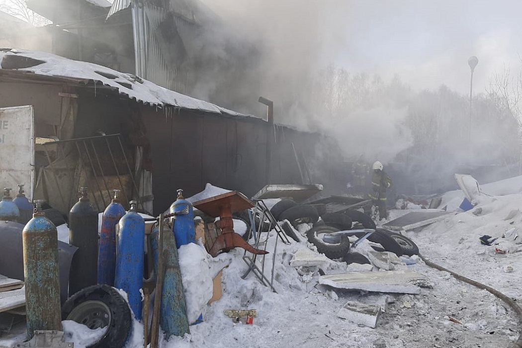 В Екатеринбурге пожарные потушили горевший 2-этажный ангар