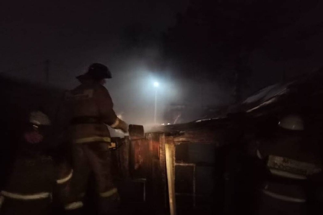 В Ишиме пожарные спасли из горящего дома трех человек
