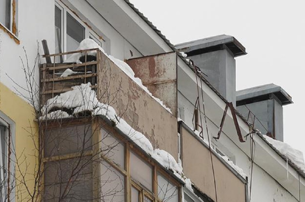 В Ноябрьске с крыши жилой пятиэтажки сошла снежная «лавина» 1