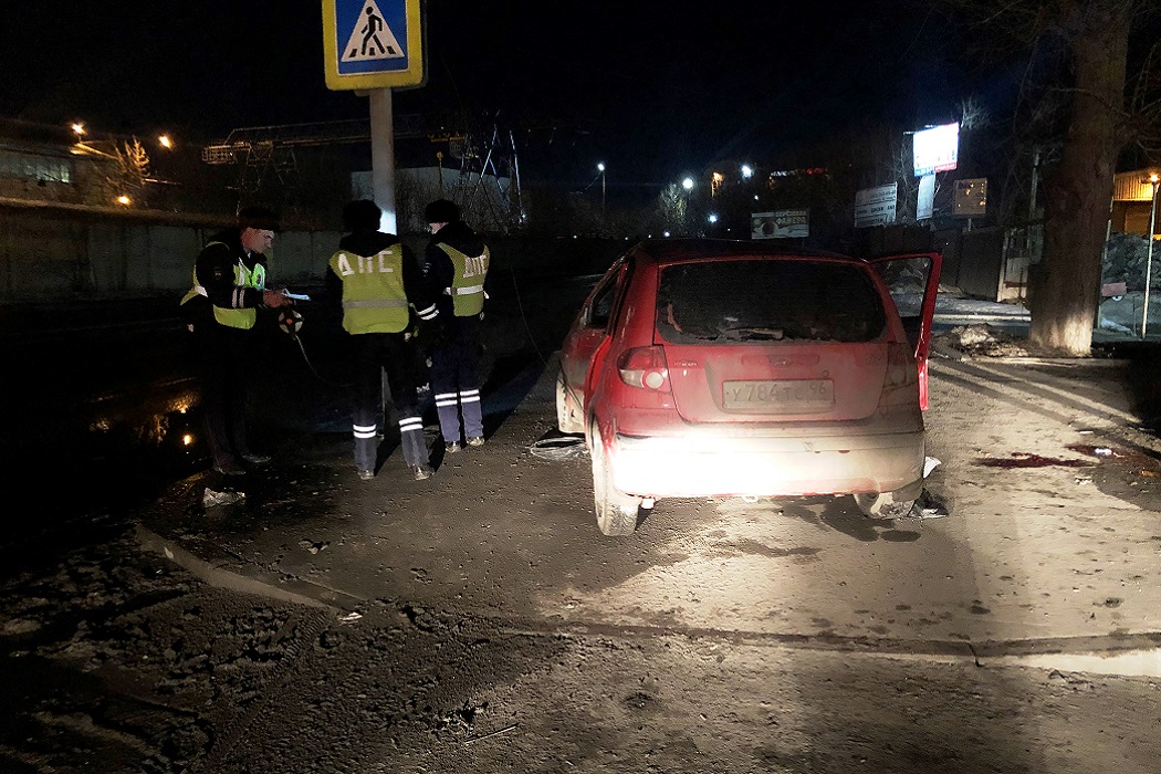 В Екатеринбурге водитель Hyundai врезался в столб и погиб