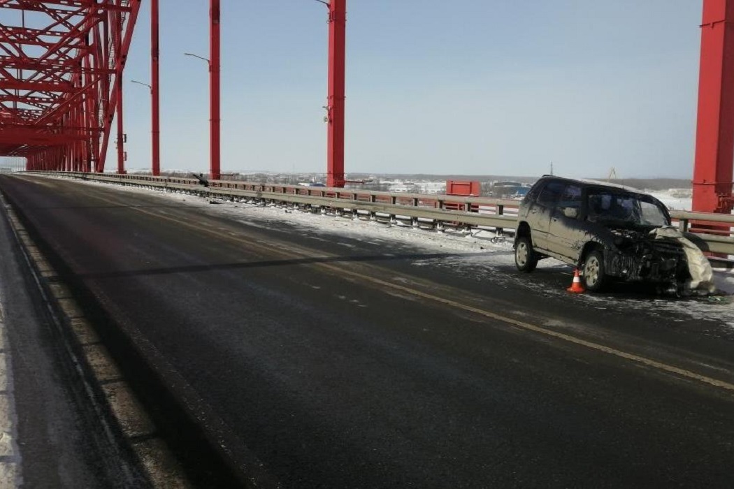 В Югре молодой водитель влетел в дорожное ограждение на мосту