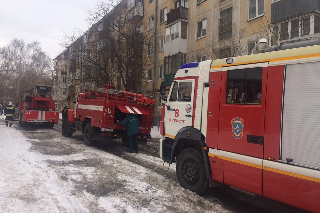 Пожарные спасли 12 человек из горящей пятиэтажки в Екатеринбурге
