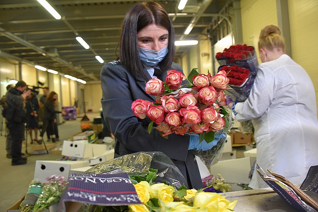 80 тонн живых цветов привезли в аэропорт Кольцово