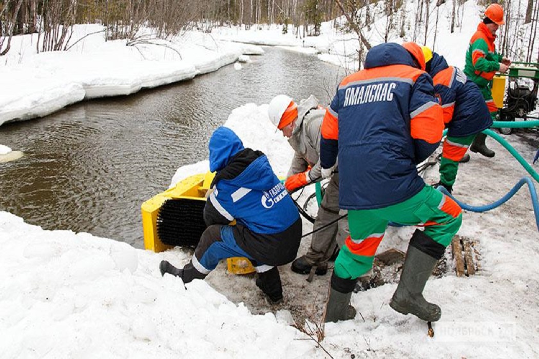 Спасатели ликвидировали последствия экоаварии на реке под Ноябрьском