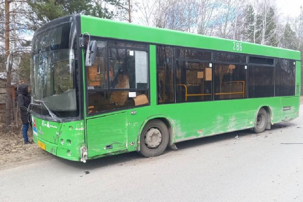 В ДТП с автобусом под Тюменью пострадали два человека