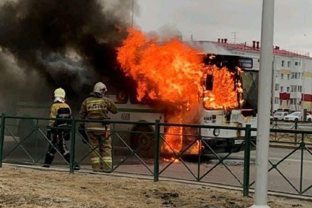 В Ноябрьске на ходу загорелся пассажирский автобус с людьми