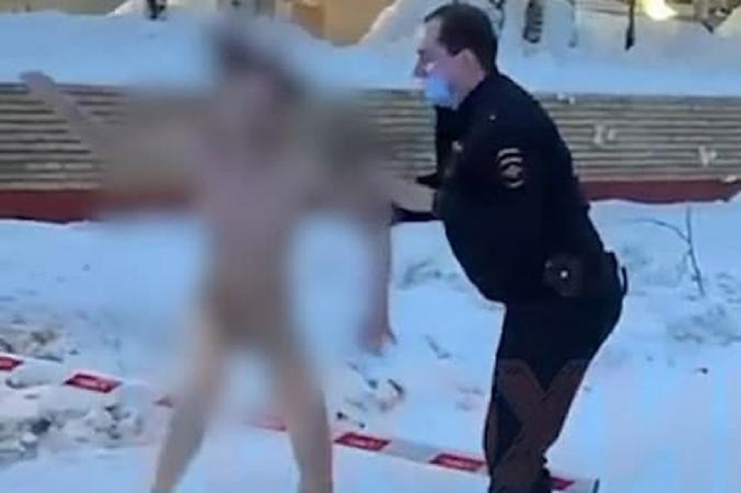 В Ноябрьске полицейские задержали разгуливающую по городу голую женщину