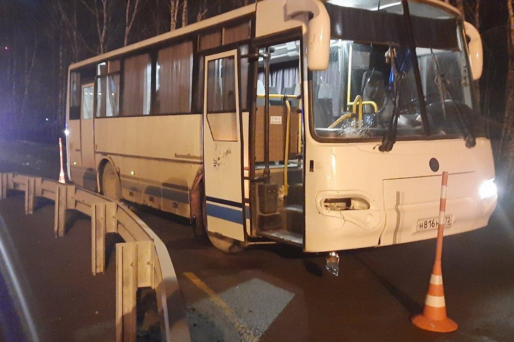 В Тюмени служебный автобус сбил мужчину