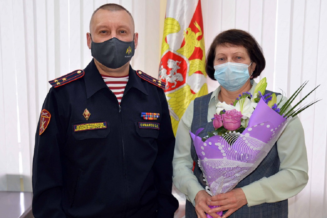 В Ханты-Мансийске начальник Росгвардии встретился с мамой героя