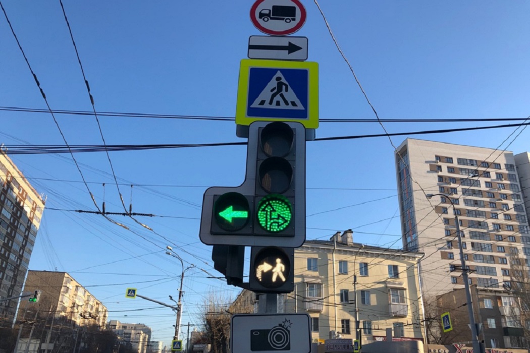 В Екатеринбурге появились бело-лунные светофоры