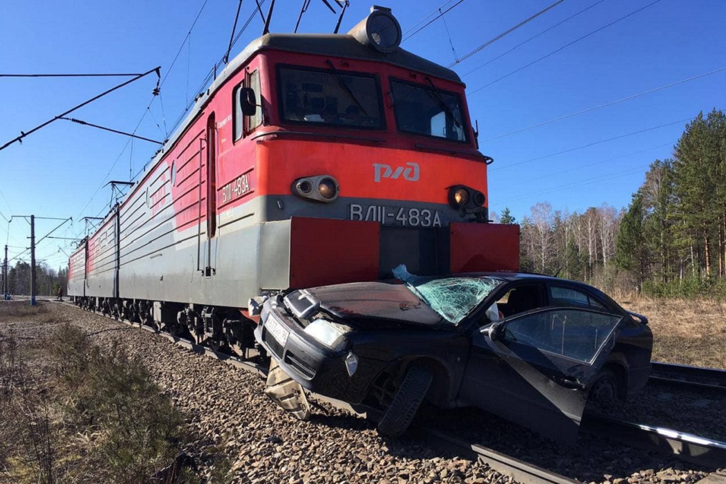 В Свердловской области локомотив протаранил легковой автомобиль