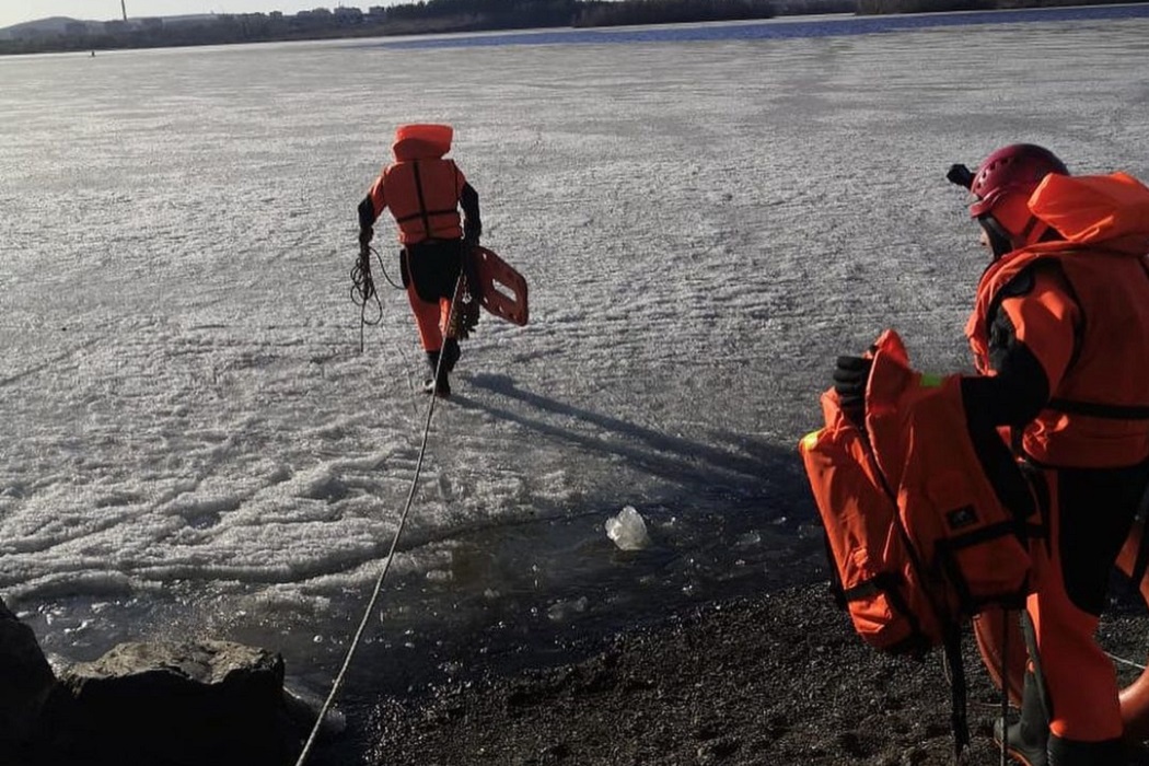 На льду городского пруда в Нижнем Тагиле спасли двух рыбаков
