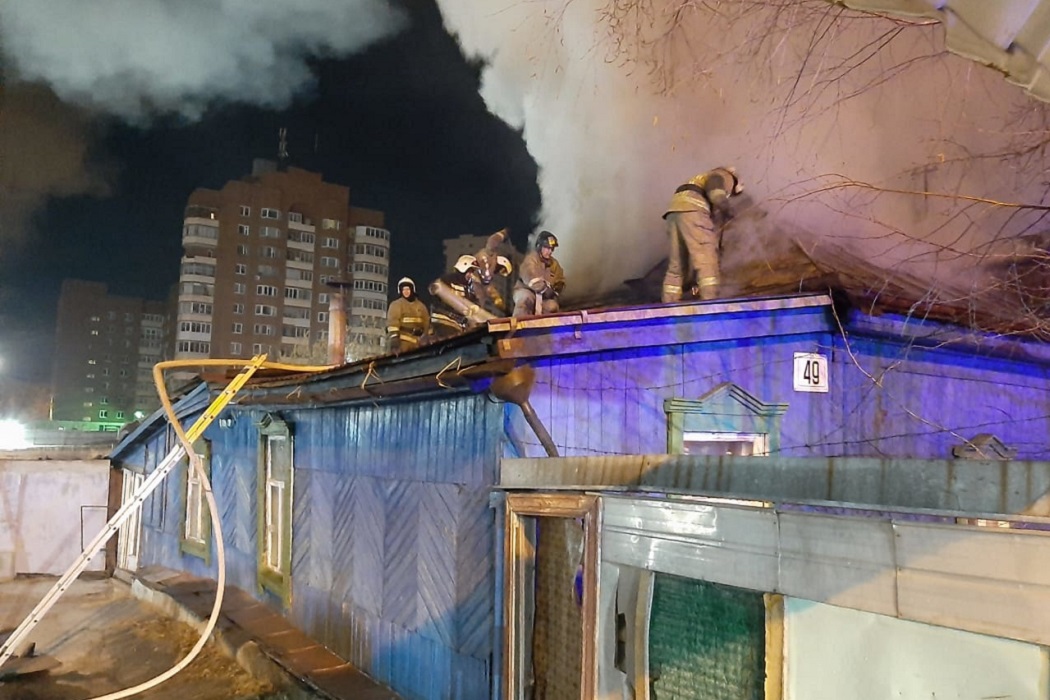 В Екатеринбурге сгорела шиномонтажка на Вторчермете