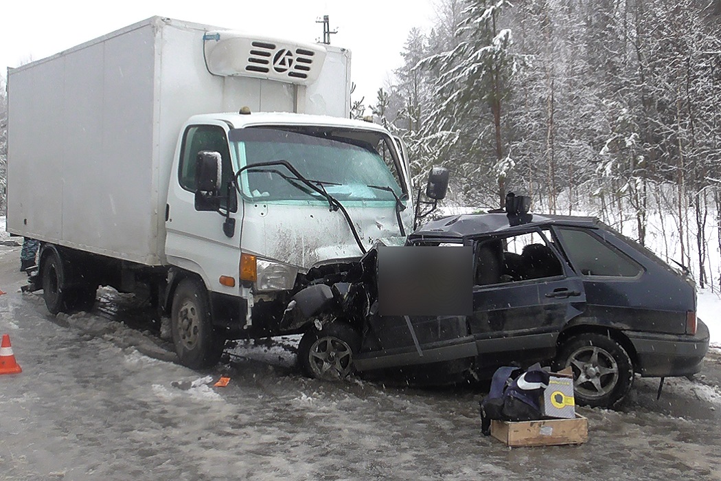 Три человека погибли в ДТП с фурой в Свердловской области