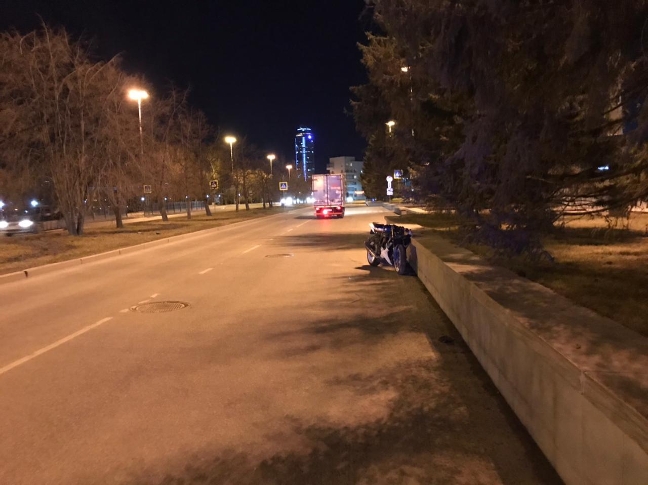 В центре Екатеринбурга водитель иномарки сбил мотоциклиста и скрылся
