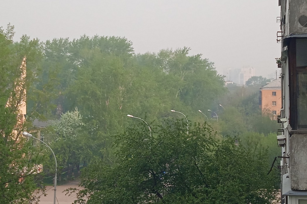 Екатеринбург накрыл пахнущий гарью смог