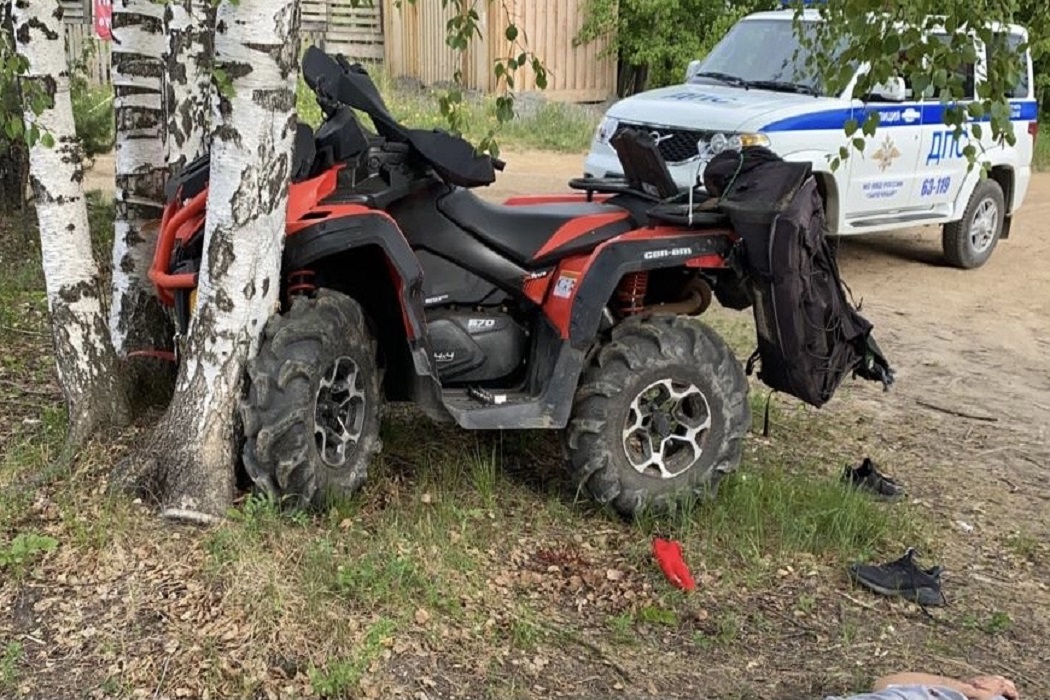 Под Екатеринбургом водитель квадроцикла врезался в дерево и погиб