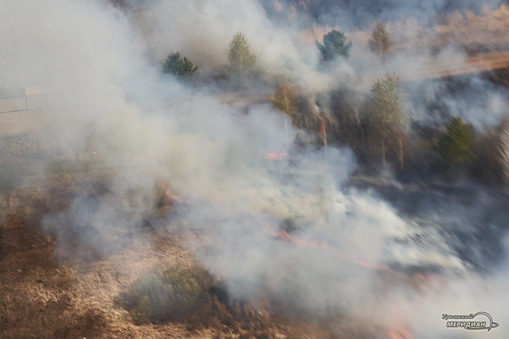 В Нижнем Тагиле ликвидируют оставшийся пожар при помощи самолёта-амфибии Бе-200
