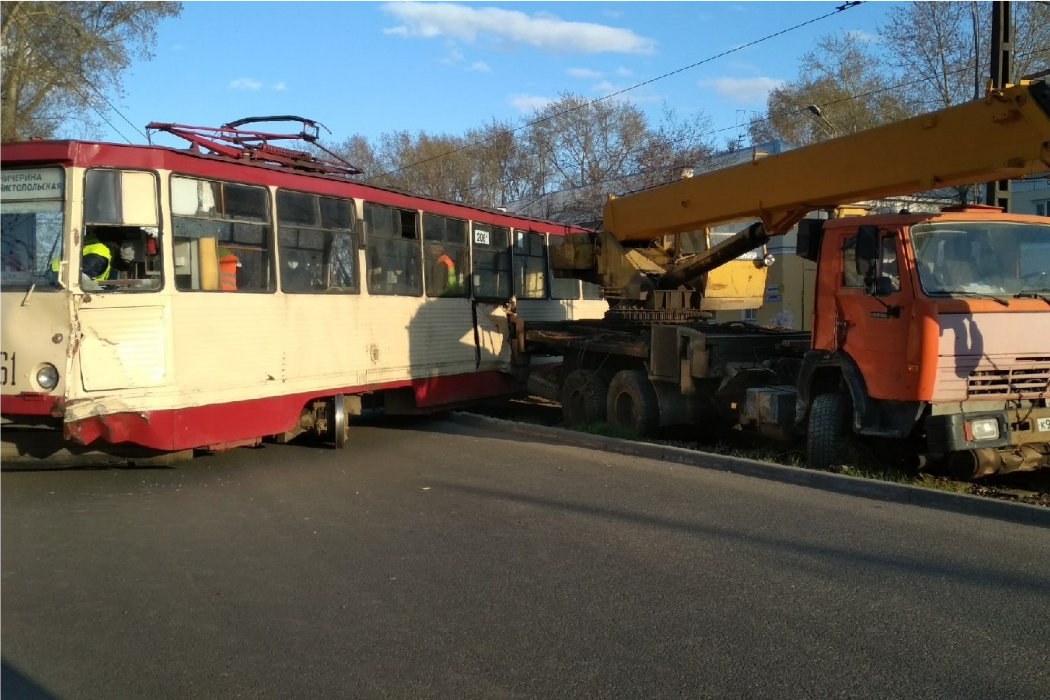 В Челябинске на Новороссийской КамАЗ протаранил трамвай №22