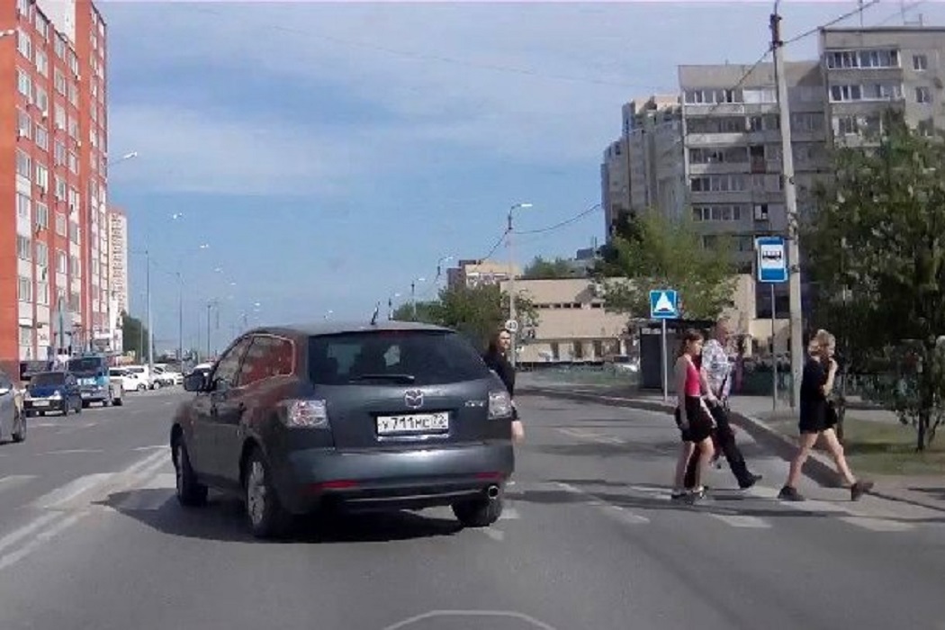 В Тюмени задержали водителя Мазды, проехавшего через «зебру» на красный