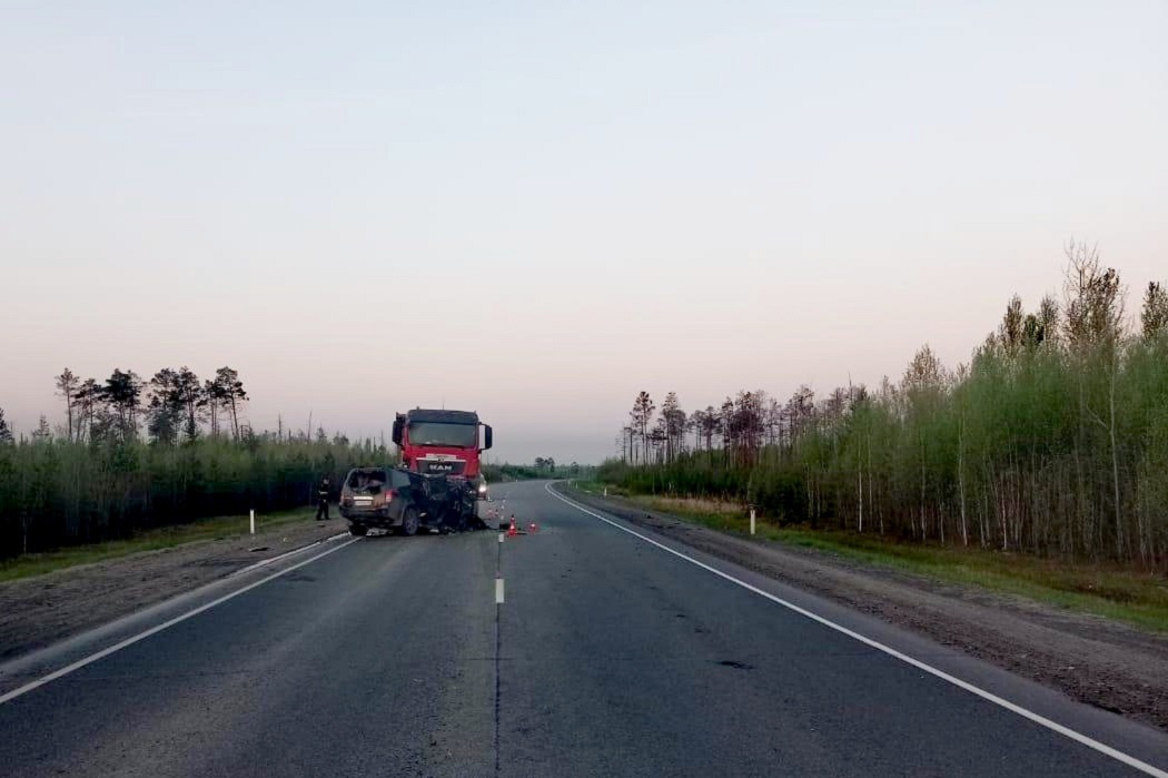 В Югре в ДТП с грузовиком погибли три человека