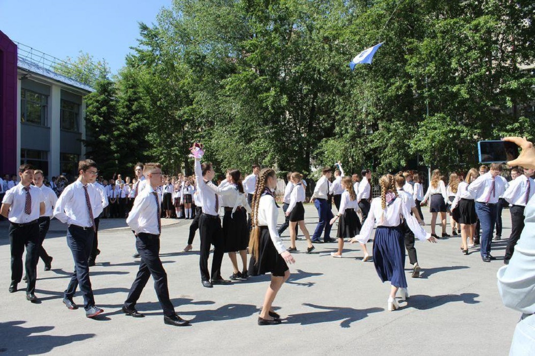 В школах Тюменской области прозвенели последние звонки