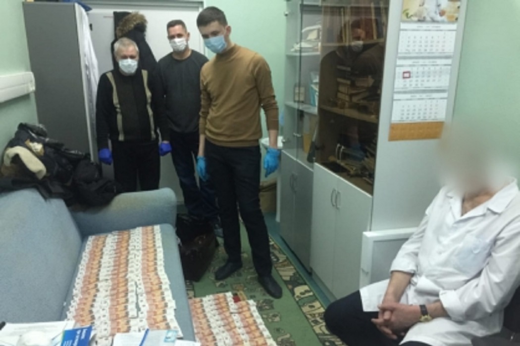 Врача травматологической больницы Сургута осудят за взятки и мошенничество