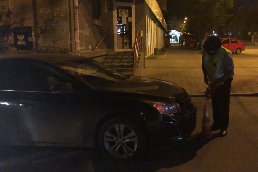 В Екатеринбурге на Луначарского Chevrolet сбил двух подростков на самокате