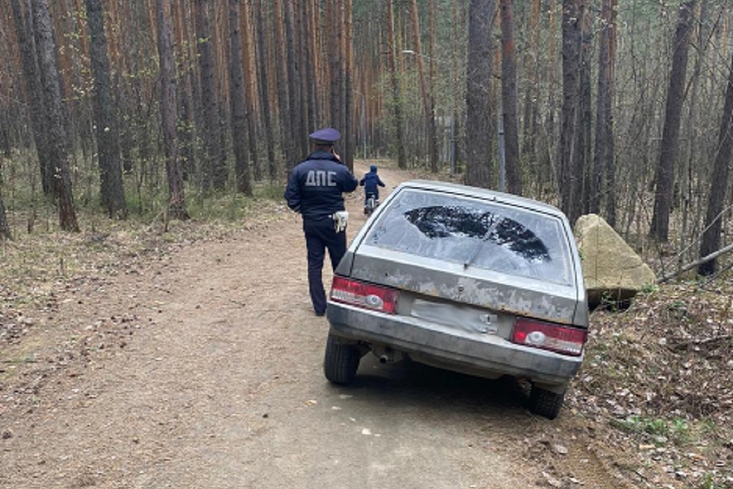 На Урале два парня пытались уйти от погони ГИБДД по лесу на отцовском ВАЗ