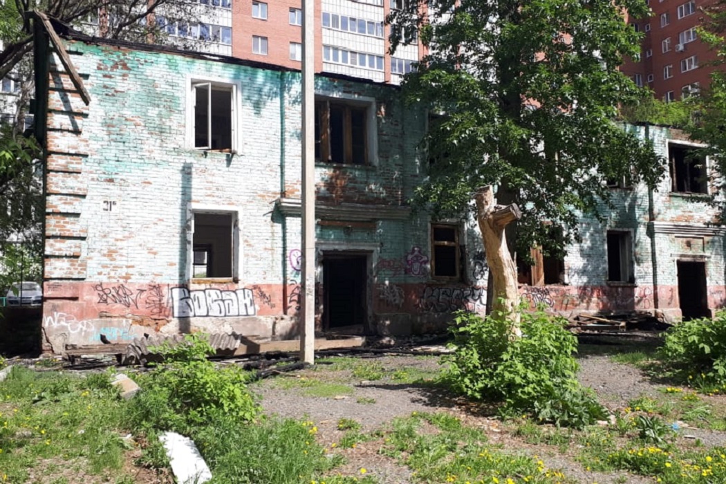 На Эльмаше в Екатеринбурге 7-летние дети подожгли пустующий дом
