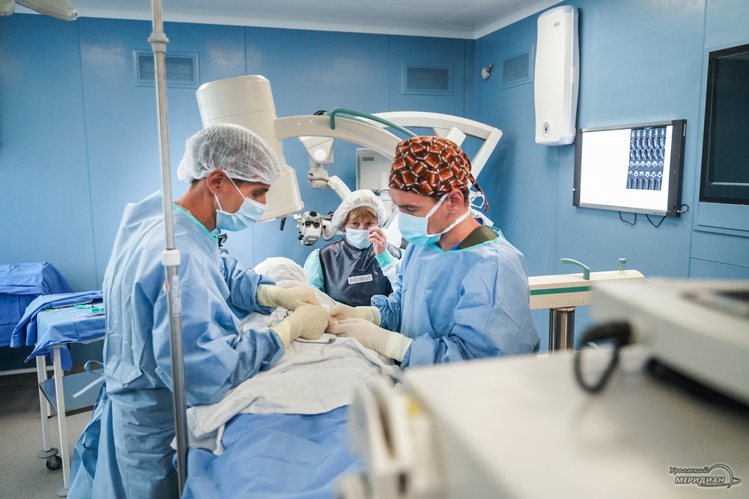 В Екатеринбурге хирурги вживили в позвоночник пациента нейростимулятор