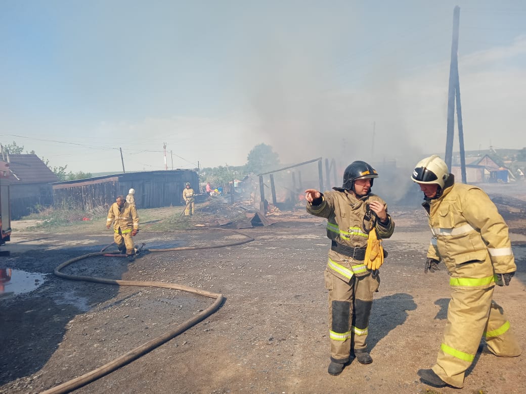 В свердловском Логиново 14 человек эвакуировали из-за пожара