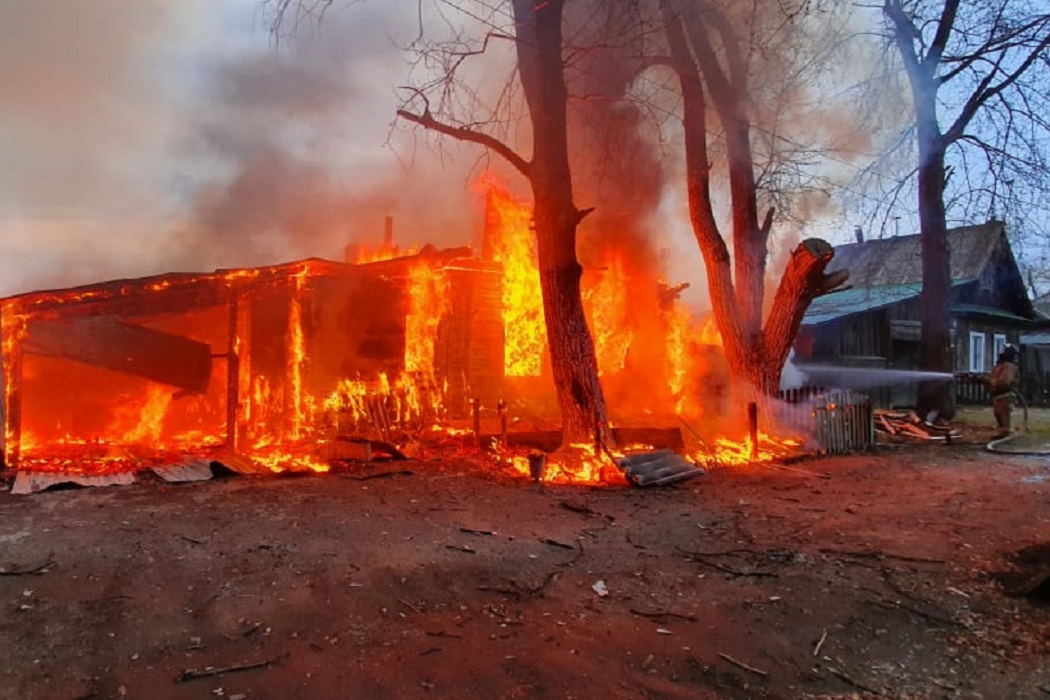В Красноуральске сгорел частный дом и автомобиль Lada Granta