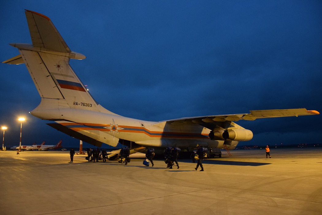 Свердловские спасатели МЧС вылетели в Тюмень на борьбу с пожарами