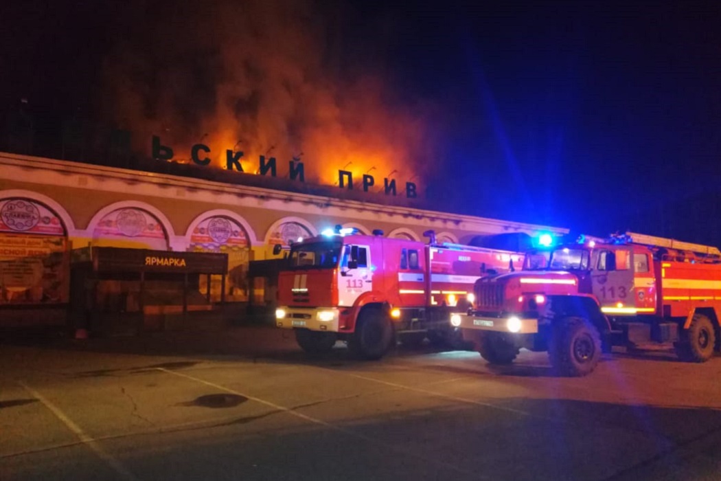 В Арамиле сгорела крыша торгового комплекса «Сельский привоз»