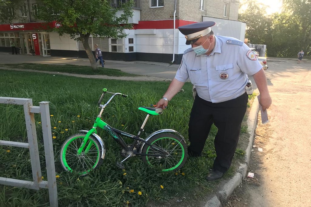 Мальчик на велосипеде попал в ДТП на улице Главной в Екатеринбурге